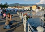 Was er wohl fotografiert? Die Blumen, den See oder gar den Dent de Jaman? Vevey, 25.05.2012 (Hans)