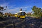 Schon seit lngerer Zeit ist die BVG damit beschftigt, die leuchtschwachen Frontleuchten der GT-Fahrzeuge durch LED-Scheinwerfer zu ersetzen. Noch immer sind allerdings nur Prototypen im Einsatz, die verschiedene Bauarten testen. Der GTZ 2224 gehrt zu diesen Testfahrzeugen, hier auf der Linie 67 auf der Dammbrcke in Kpenick.