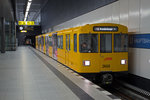 Der Doppelwagen 2668/2669 der Baureih F79.1 pendelte am 11.03.2016 auf der Kurz-U-Bahn U55 zwischen dem Berliner Hauptbahnhof und dem Brandenburger Tor, hier am Hauptbahnhof unmittelbar vor der Abfahrt.