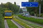 Die Spurbusse werden von kleinen Rdern seitlich in der Beton-Fahrbahn gefhrt, wodurch es fr das Fahrpersonal nicht erforderlich ist, zu lenken.