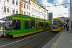 An der zentralen Umsteigestation Stadtmitte treffen sich die zwei Generationen Mlheimer Niederflurstraenbahnen. Links ein MGT6D aus den 1990er-Jahren im grnen Farbschema der Oberhausener STOAG und rechts ein Bombardier Flexity, der den aktuellsten Stand des schienengebundenen Nahverkehrs im Ruhrgebiet darstellt.