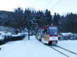 Wagen 314 der TWSB bei zweistelligen Minusgraden bei der Einfahrt in Friedrichroda (TWSB), 18.1.16.