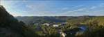 - Ohne Wolken - Auf einem Parkplatz nahe Kaundorf entstand am 14.10.2018 dieses Panoramafoto vom Stausee der Obersauer.