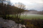 Herbstliche Stimmung im Hellertal mit Bodennebel am Nachmittag des 18.11.2022 bei Herdorf-Sassenroth.