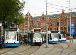 GVBA TW 2021, 916, 2042 en 2048 Stationsplein, Amsterdam Centraal Station 18-09-2013.