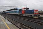 Am grauen 25 September 2025 kuppelt CD 714 014 ein Verstärkerwagen am ComfortJet IC in Cheb.