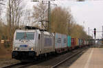 METRANS 386 004-5 mit Seekisten für den Hamburger Hafen.