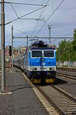 362 128 erreicht mit dem R986 von Křižanov Praha-Vršovice, wo die Lok umsetzt und die Zuggarnitur fr die Rckfahrt vorbereitet wird.