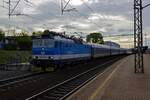 Mit einem klassischen Schnellzug in Richtung Brno verl�sst 362 166 am Nachmittag des 23.04.24 Praha-Libeň.
