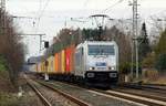 Metrans 7 386 008-7 mit langem Kistenzug aufgenommen bei der Durchfahrt in Langwedel.