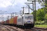 Metrans/HHLA 7 386 014-5(REV/27.01.15)fährt hier mit Containerzug durch Hamburg-Harburg.