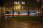 Straenbahn Prag, der Triebwagen DPP 9410, ein dreiteiliger achtachsiger koda 15T4 am 22.11.2022, als Linie 19, auf der Senovn nměst Prag.

Der Triebwagen vom Typ koda 15T4, auch koda ForCity Alfa (Version Prag) wurde 2017 von koda unter der Fabriknummer 10368 gebaut.

Die Straenbahn ForCity Alfa Prag ist die weltweit erste in Serie gebaute 100% Niederflurstraenbahn mit drehbaren Fahrwerken (Drehgestellen) und hat auch als erste getriebelose Motorenantriebe, bei denen alle Rder der vier achsenlosen Drehgestelle mit Permanentmagneten angetrieben werden. Die Endwagen sind mit normalen (achsenlosen) Drehgestellen ausgerstet, die mittleren Drehgestelle sind als achsenlose Jakobsdrehgestelle ausgefhrt. Die Position der Fahrwerke unter den bergangsfaltenblgen ermglicht die maximale Variabilitt bei der Einrichtung des Innenraums. ber den Drehgestellen wird der Fuboden (ohne Stufen) von 350 mm auf 450 mm Bodenhhe angehoben und bildet einen Verbindungsgang mit einer Breite von 700 mm in Bodennhe.

Bei einer Lnge von 31,4 m und einer Breite von knapp 2,5 m kann dieserdreiteilige Einrichtungs-Straenbahn-Triebwagen bei einer Spurweite von 1.435 mm 180 Passagiere befrdern (4 Personen /m), davon 61 auf Sitzpltzen.Sechs breite Zweiflgeltren ermglichen den schnellen Ein- und Ausstieg. Unter anderem aufgrund der Fhigkeit Bogen glatt zu durchfahren verringert die Straenbahn Fahrzeiten und beschleunigt damit den Verkehr.

Nach strengen Tests zwischen 2008 und 2010 wurden diese Fahrzeuge seit 2011 kontinuierlich an die tschechische Hauptstadt geliefert und die letzte 250. Straenbahn wurde im Februar 2019 geliefert.

Die dreiteiligen koda 15T sind damit Nachfolger der ebenfalls von koda produzierten fnfteiligen 14T. Im Gegensatz zu den 14T in Multigelenkbauweise erhielten die 15T wieder echte Drehgestelle, wobei es dem Hersteller erstmals gelang, ber Jakobsdrehgestellen einen stufenfreien und durchgehend niederflurigen Innenraum zu realisieren. Alle Fahrzeuge der zweiten Serie (125 Fahrzeuge), auch als koda 15T4 bezeichnet, die ab August 2015 geliefert wurden, sind mit kostenlosem Internetzugang (WiFi) und Klimaanlage ausgestattet.
1 900 mm
	 
TECHNISCHE DATEN:
Hersteller: koda Transportation a.s
Herstellertyp: koda 15T4 /  koda ForCity Alfa (Version Prag)
Spurweite: 	1.435 mm (Normalspur)
Achsformel: Bo’Bo’Bo’Bo’
Lnge ber Kupplung: 31.400 mm
Hhe: 3.600 mm
Breite: 2.460 mm
Leergewicht: 42.000 kg
Hchstgeschwindigkeit: 60 km/h
Dauerleistung: 720 kW (16  45 kW)
Strombertragung: Stromabnehmer
Spannung: 600 V DC (=)
Anzahl der Fahrmotoren: 16 (Drehstrom-Asynchron)
Sitzpltze: 	61
Stehpltze: 223 (4 Personen /m),
Niederfluranteil: 	100 %
Kleinster bef. Halbmesser: 	18 m
Betriebsbremse: elektrodynamische Widerstandsbremse
Feststellbremse: elektrohydraulische Federspeicherbremse
Zusatzbremse: Magnetschienenbremse
