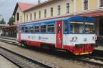 Farbenfroher 810 263 steht am 26 September 2025 in Benesov u Prahy. Auch in Tschechische Republik bekommen die Fahrzeuge mehr und merh die provinziale Farben.