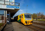 Der „Regionova“ 814 045-1/ 914 045-0 (CZ ČD 95 54 5 814 045-1/ CZ ČD 95 54 5 914 045-0), ein Dieseltriebwagen mit Niederflurbereich der tschechischen České dráhy (ČD), steht am 21 April 2023 in Karlovy Vary dolní nádraží (Karlsbad unterer Bahnhof), als Os 17106 nach Johanngeorgenstadt (Sachsen) via Karlovy Vary, Nejdek und Potucky, zur Abfahrt breit. Aber noch sind die Türen verschlossen.

Die Fahrzeuge der ČD-Baureihe 814/914 entstanden im Rahmen eines Rekonstruktionsprogrammes (2005 bis 2012) aus den Fahrzeugen der ČD-Baureihe 810,ex ČSD M 152.0   Chcípák   (Brotbüchse). Von den ČD werden sie als „Regionova“ vermarktet. Die Achsfolge 1'A' + 1'1 (jeweils zweiachsiger Trieb- und Steuerwage) merkt man als Fahrgast sehr.

Technische Merkmale:
Wesentliche Veränderungen gegenüber der Ursprungsbauart sind eine neue, leistungsfähigere Antriebsanlage mit dem Dieselmotor TEDOM M1.2C ML 640SE (ehemals LIAZ), welcher unter dem Wagenboden untergebracht ist. Es handelt sich um einen Viertakt-Reihen-6-Zylinder-Dieselmotor  mit Turbolader und Ladeluftkühler. Jeder Zylinder hat zwei Einlass- und zwei Auslassventile und eine Einspritzdüse. Die Kraftstoffeinspritzung erfolgt direkt; es wird von einer elektronisch gesteuerten Einspritzpumpe bereitgestellt. Die Ventile werden von einer einzigen Nockenwelle angetrieben. Der Ventiltrieb ist vom Typ OHV (überhängende Ventile). Die Abgase werden durch das Auspuffrohr auf das Dach des Fahrzeuges geleitet. Der Verbrennungsmotor erfüllt die EURO II-Emissionsgrenzwerte. Die Motorkühlung wird wie Wasser gehandhabt – die Kühlung des Motorkreislaufs und des Getriebes erfolgt über einen Aluminiumkühler der Firma AKG. Der Kühlerlüfter wird hydrostatisch angetrieben. Die Schmierung des Verbrennungsmotors erfolgt durch unter Druck stehendes Öl. 

Die Kraftübertragung vom Dieselmotor erfolgt über ein hydromechanisches Getriebe VOITH DIWA 864.3E auf die Achse. Zudem wurde eine bequemere Innenausstattung mit behindertengerechter Toilette, bessere Arbeitsbedingungen für den Lokführer, bessere Fahreigenschaften und geringere Umweltauswirkungen der Antriebsanlage erreicht. Die Regionova sind nach wie vor mit Schraubenkupplung ausgerüstet und somit mit anderen Fahrzeugen freizügig kuppelbar.

Im Steuerwagen, der zwischen den Radsätzen einen Niederflurbereich auf etwa 50 % der Wagenlänge aufweist, befinden sich das Traglastenabteil, eine Auffahrrampe für Rollstühle, die Toilette und 34 Sitzplätze. Der Einstieg liegt in diesem Bereich in Wagenmitte. Der Triebwagen, in normaler Bodenhöhe aufgebaut, besitzt Fahrgastabteile mit 50 Sitzplätzen. Die Antriebsanlage liegt wie bei der Ursprungsbauart unter dem Wagenboden, auch die Lage der Einstiege wurde bei den Triebwagen nicht verändert.

Neben der Baureihe 814.0 wurden ab 2007auch Fahrzeuge  zur dreiteiligen (Trio) Baureihe 814.2 umgebaut. Eine solche Einheit besteht dann aus zwei Motorwagen und einem Mittelwagen. Die dreiteiligen Züge bieten 135Sitzplätze anstatt bei den zweiteiligen Wagen 84. 

TECHNISCHE DATEN der BR 814.0/914.0 (zweiteilig / Duo):
Hersteller: BR 810 Vagónka Studénka  (heute Škoda Vagonka a.s.) 
Umbau: Pars Nova a.s. in Šumperk (heute auch Škoda)
Spurweite: 1.435 mm (Normalspur)
Achsfolge: 1'A' + 1'1
Länge über Puffer: 28.440 mm
Leergewicht: 39.6 t
Radsatzfahrmasse: 9,75 t
Motorentyp: 1x TEDOM M1.2C ML 640SE (ehemals LIAZ)
Motorhubraum: 11.946 Liter (Bohrung 130 mm / Hub 150 mm)
Installierte Leistung: 242 kW bei 1.950 U/min
Getriebe: Voith Diwa 864.3E
Leistungsübertragung: hydromechanisch
Anfahrzugkraft: 54 kN
Höchstgeschwindigkeit: 90 km/h
Sitzplätze: 84
Stehplätze: 105
Fußbodenhöhe: 570 mm (Niederflurteil)