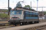 Am 29 Mai 2025 wartet 242 248 in Jihlava auf der Rychlyk aus Brno hl.n., der bis Jihlava mit ein Diesellok der Reihe 754 gezogen wird. In Jihlava wechselt der Zug von Richtung und Lok f�r die Fahrt nach Ceske Budejovice.