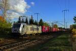 386 033 von Metrans ist mit einem der f�r dieses Unternehmen typischen Containerz�ge am 23.10.24 in Berlin auf dem Weg in Richtung Norden.