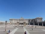 Knigliche Palast (spanisch Palacio Real), Plaza de la Armera, Madrid 28-08-2015.

Koninklijk paleis gefotografeeerd vanaf de Plaza de la Armera, Madrid 28-08-2015.