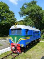 Diesellokomotive TU2 087 der Kindereisenbahn. Strijskij Park, Lviv Ukraine 31-08-2019.

Diesellocomotief TU2 087 van de pionier of kinderspoorweg. Strijskij Park, Lviv, Oekraïne 31-08-2019. 