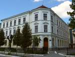 Schulgebäude an der Lvivska Strasse Zhovkva, Ukraine 09-05-2014.