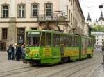 LKP LET TW 1101 Tatra KT4SU Baujahr 1986. Rynokplein, Lviv, Ukraine 22-05-2015.

LKP LET tram 1101 Tatra KT4SU bouwjaar 1986. Rynokplein, Lviv, Oekrane 22-05-2015.