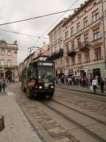 LKP LET Strassenbahn 1145 Tatra KT4SU Baujahr 1988. Rynok Platz Lviv 06-08-2024.

LKP LET tram 1145 Tatra KT4SU bouwjaar 1988. Rynok plein Lviv 06-08-2024.