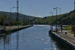 Schiffrundfahrt auf der Mosel, Nach der Einfahrt in die Schleuse von Apach und dem Auffllen der Scheusenkammer wurden die Schleusentore geffnet und unser Schiff kann die Reise auf der Mosel in