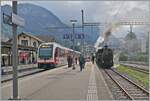 Zurecht zieht die HG 3/3 1068 der BDB (Brünig Dampf Bahn) interessierte Blicke auf sich, während auf dem Nebengleis der zb  Fink  ABeh  161 015 als R71 auf die baldige Abfahrt nach