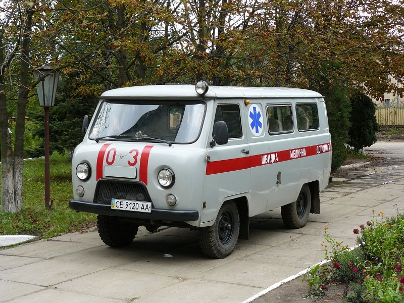 UAZ Krankenwagen bei Krankenhaus in Hlyboka 09-09-2007.