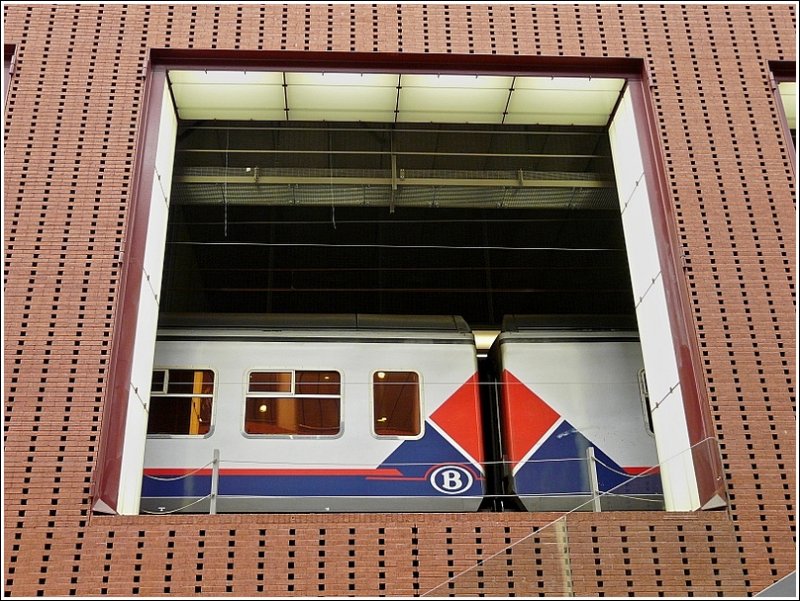 Zug im Fenster fotografiert im Bahnhof Antwerpen Centraal am 13.09.08. (Jeanny)