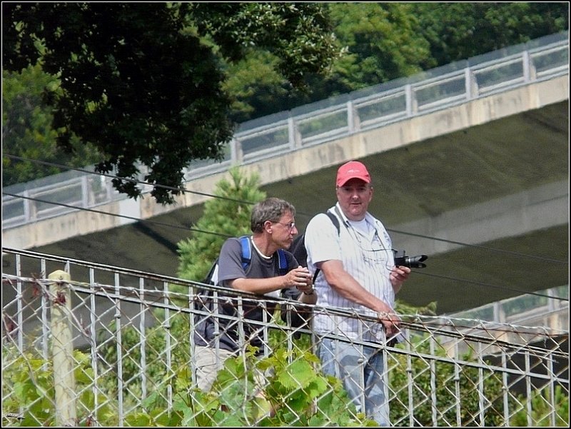 Zwei Bahnfotografen beim Fachsimpeln. 02.08.08 (Jeanny) 